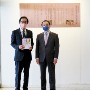 目録贈呈後の菅野信弘学部長(左)と高橋明義会長 目録贈呈後の菅野信弘学部長(左)と高橋明義会長