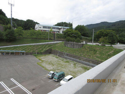 三陸臨海教育センター屋上から撮影した体育館の様子
