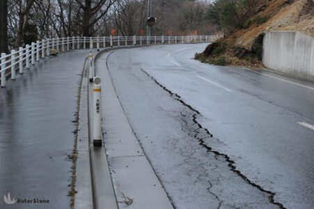 大学直ぐ手前の道路には亀裂や土砂崩れも 3月30日
