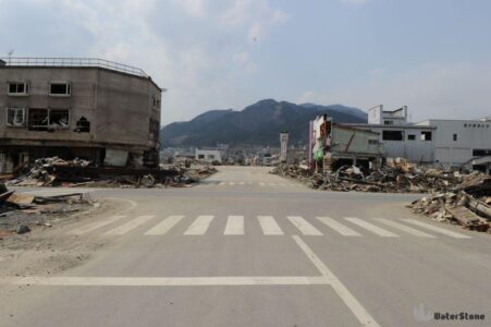 大船渡駅前(正面が元大船渡駅) 3月30日
