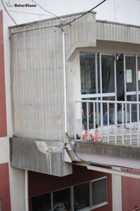 二号棟に渡る橋にも崩壊箇所が 3月30日