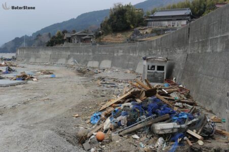 崎浜の防潮堤は破壊されることはなかった。しかし左奥の民家は被害を受けた 3月30日