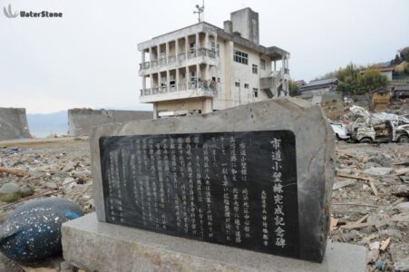 漁協脇には市道小壁線完成記念碑が 3月30日